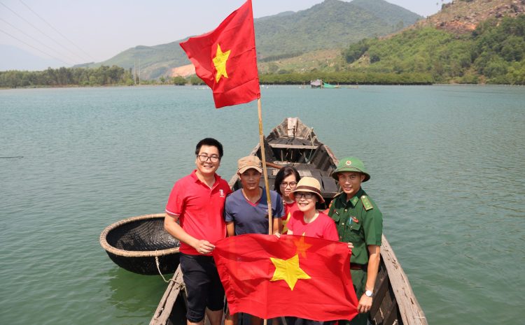  TRƯỜNG ĐẠI HỌC PHÚ XUÂN ĐỒNG HÀNH CÙNG CHƯƠNG TRÌNH TẶNG CỜ TỔ QUỐC CHO NGƯỜI DÂN VÙNG BIỂN