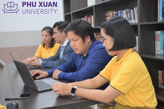 Trường ĐH PHú Xuân đang trả lời online